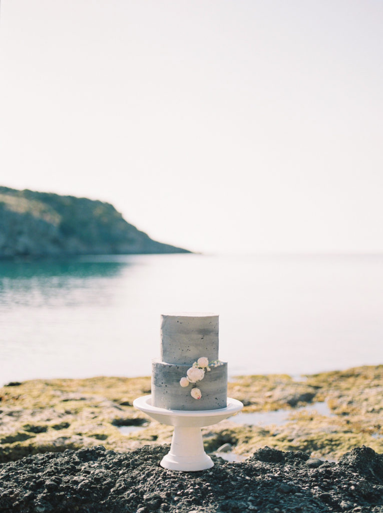 a neutral wedding cake for an outdoor reception on Vancouver beach