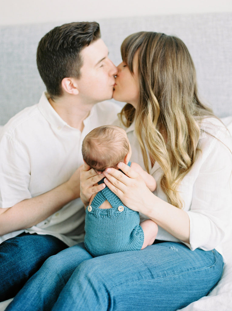 new parents kiss for Kelowna in home newborn session 